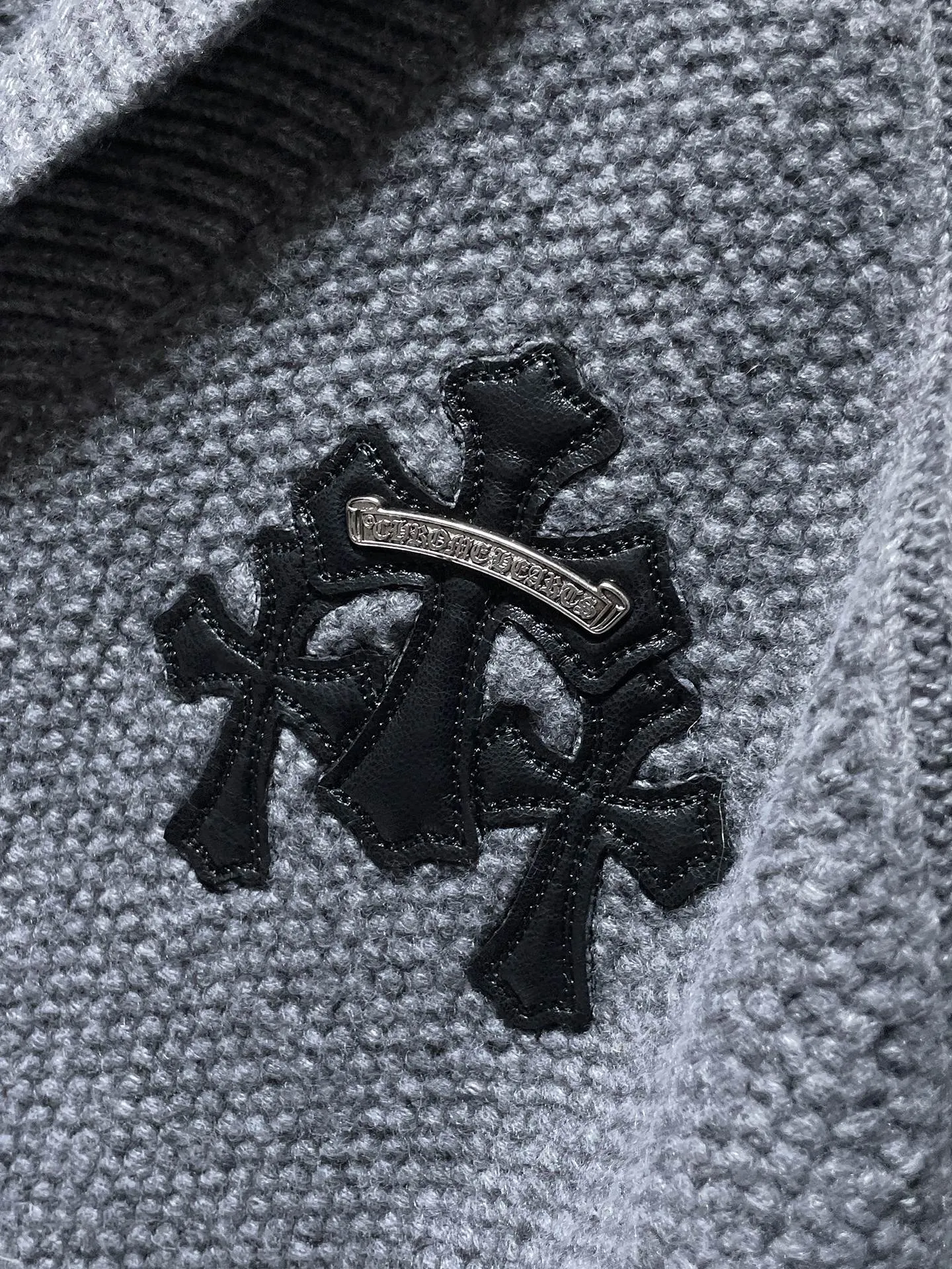 P296 Chrome Hearts sweater series Banana collar wool and leather silver button cardigan Single-breasted placket design All made of leather webbing Customized Chrome Hearts hardware buttons ➕ Leather logo embroidery on the chest Selected high-quality wool and 100% pure cotton knitted fabrics Not the ordinary version on the market! ! Recommended colors: black, white, gray Size: S, M, L, XL